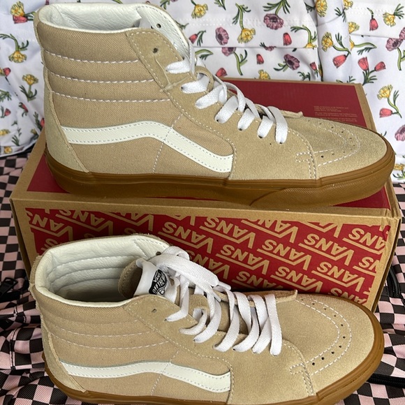 Vans WMNS Sk8-Hi
Humus/Gum
VN0A38GEVS8
Sneakers - Picture 2 of 16